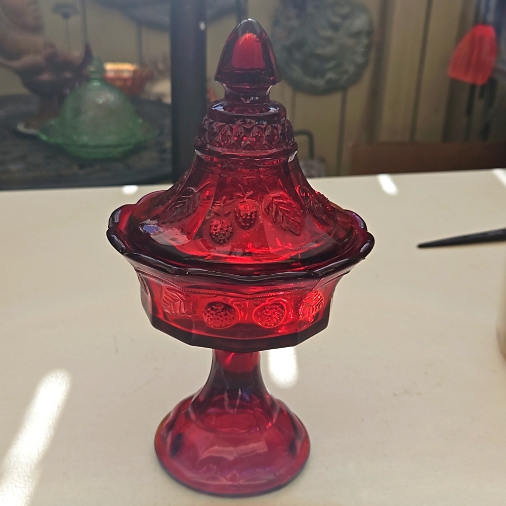 VINTAGE TIARA EXCLUSIVE INDIANA GLASS FIERY RED STRABERRY DISH W/LID